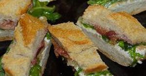 Baguette with Caramelized Onions, Fresh Figs, Arugula, an...